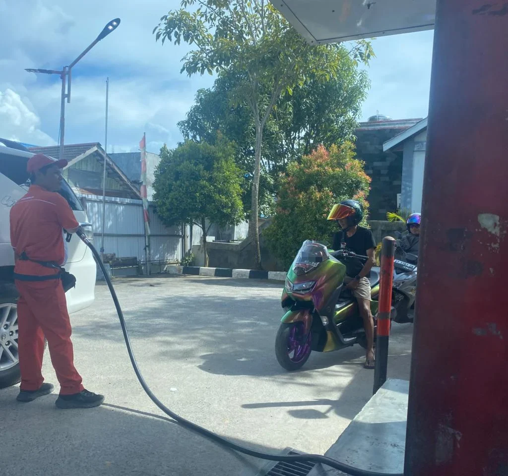Kendaraan sedang mengisi BBM di Pertashop di Berau.