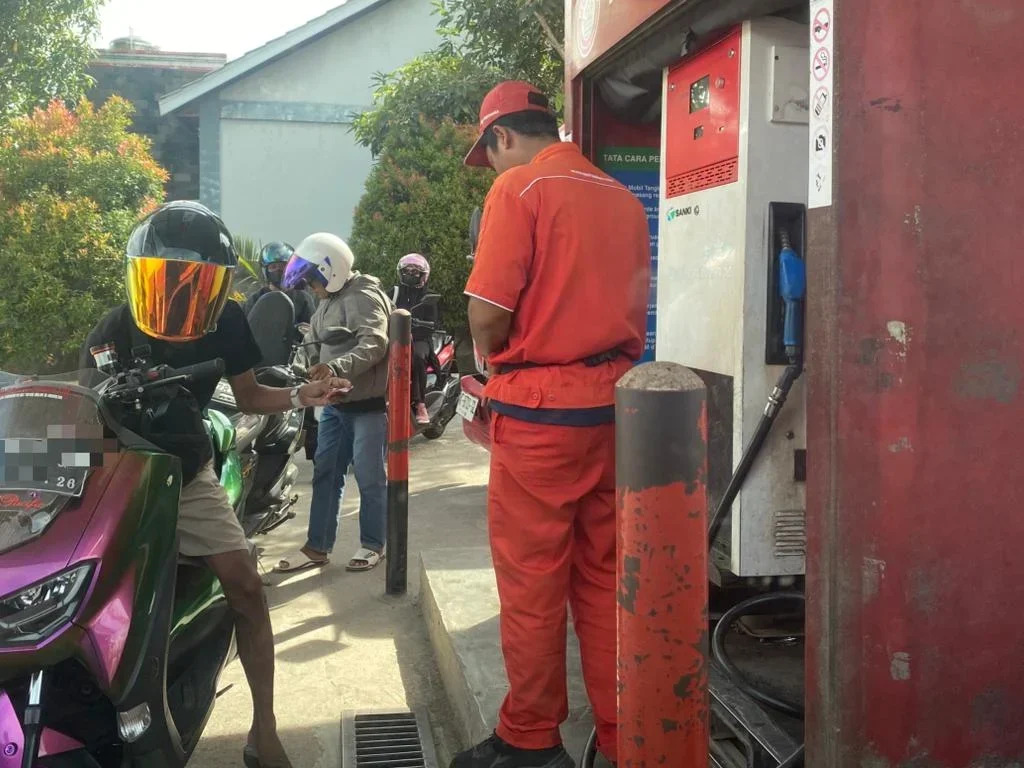Antrean kendaraan yang mengisi BBM di Pertashop di Berau.