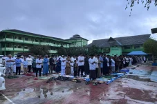 Sempat Diguyur Hujan, Salat Idulfitri di Kompleks UM Berau Tetap Berlangsung Khidmat