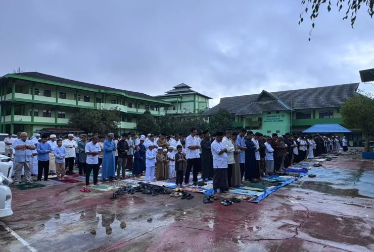 Sempat Diguyur Hujan, Salat Idulfitri di Kompleks UM Berau Tetap Berlangsung Khidmat