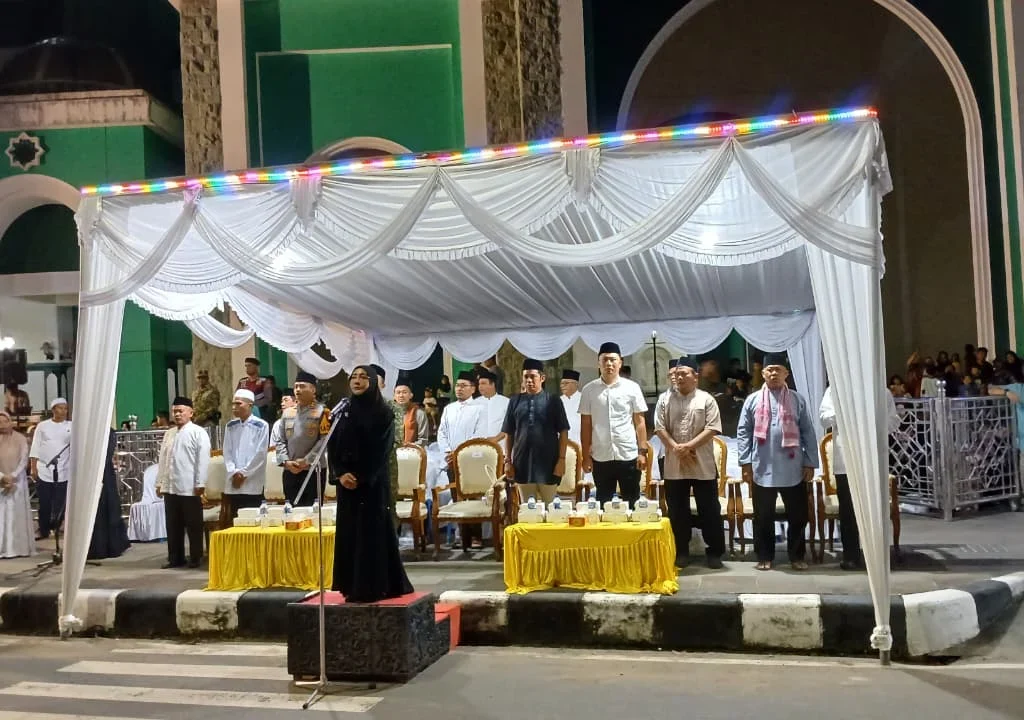 Bupati Berau, Sri Juniarsih, membuka Pawai Takbir.