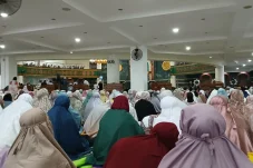 Lautan Jemaah Padati Masjid Agung Baitul Hikmah, Bupati Sri Juniarsih Ajak Perkuat Persaudaraan di Hari Kemenangan