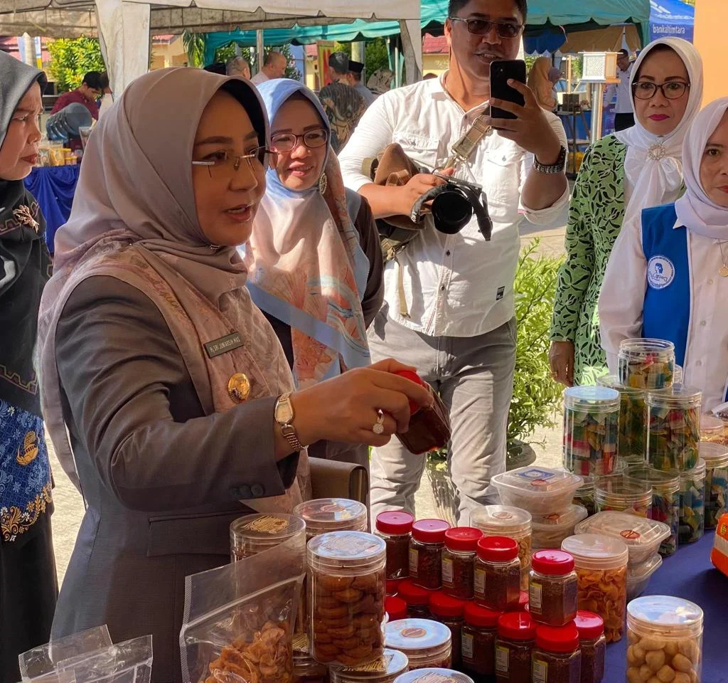 Bupati Berau, Sri Juniarsih, melihat produk terasi dari Kampung Buyung-Buyung.
