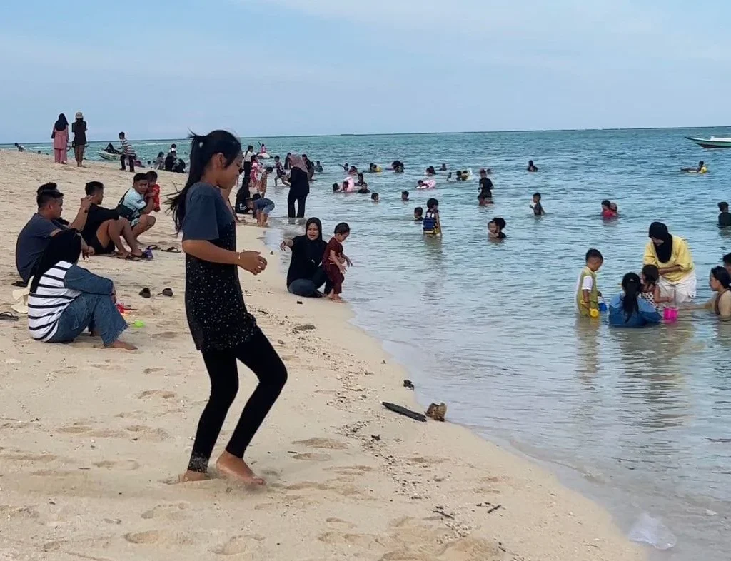 Ramainya Pantai Pulau Derawan diserbu wisatawan saat libur Lebaran.