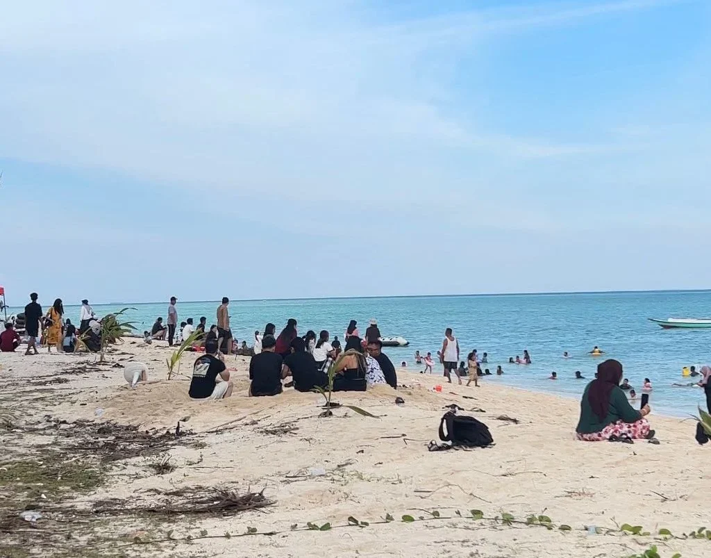 Pulau Derawan saat dipadati wisatawan.