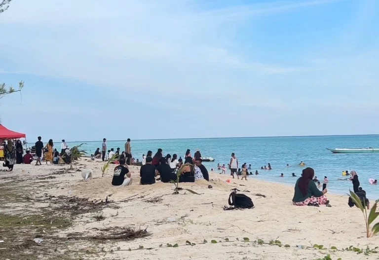 Pulau Derawan saat dipadati wisatawan.