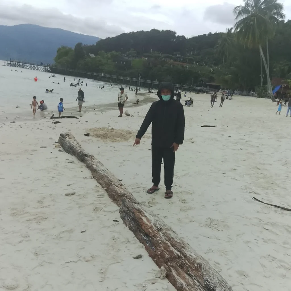 Kayu gelondongan yang diduga menghantam SNA saat mandi di Lamin Guntur, Kampung Teluk Sumbang, Kecamatan Bidukbiduk.