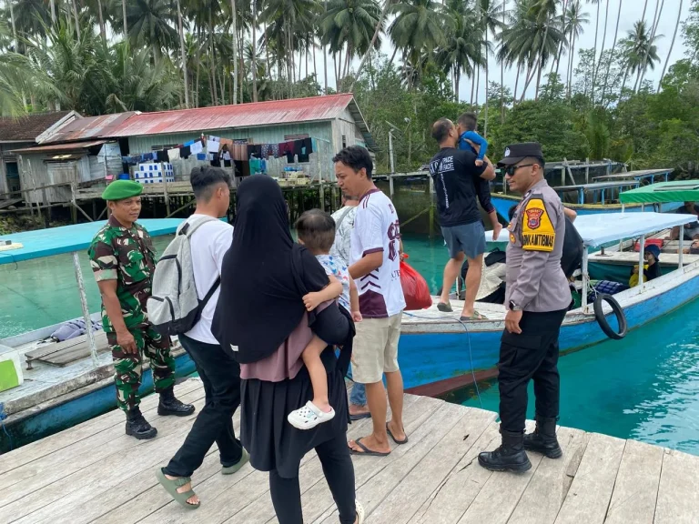 Aparat Polsek Bidukbiduk saat memantau langsung kunjungan wisata.