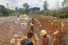 Penanganan Jalan Poros Labanan–Km 5 Dikebut Pasca Lebaran, Fokus Pengerjaan Bahu Jalan