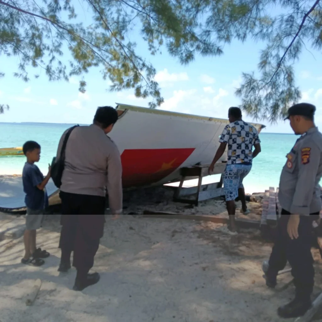 Puing yang diduga komponen satelit yang diamankan di Pulau Derawan.