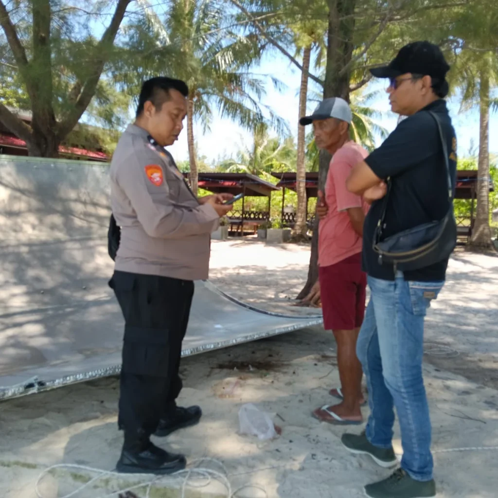 Puing yang diduga komponen satelit yang diamankan di Pulau Derawan. 