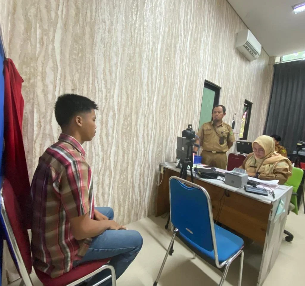 Pelayanan pembuatan KTP di kantor Dinas Kependudukan dan Pencatatan Sipil Berau. (Sulaiman/BT)