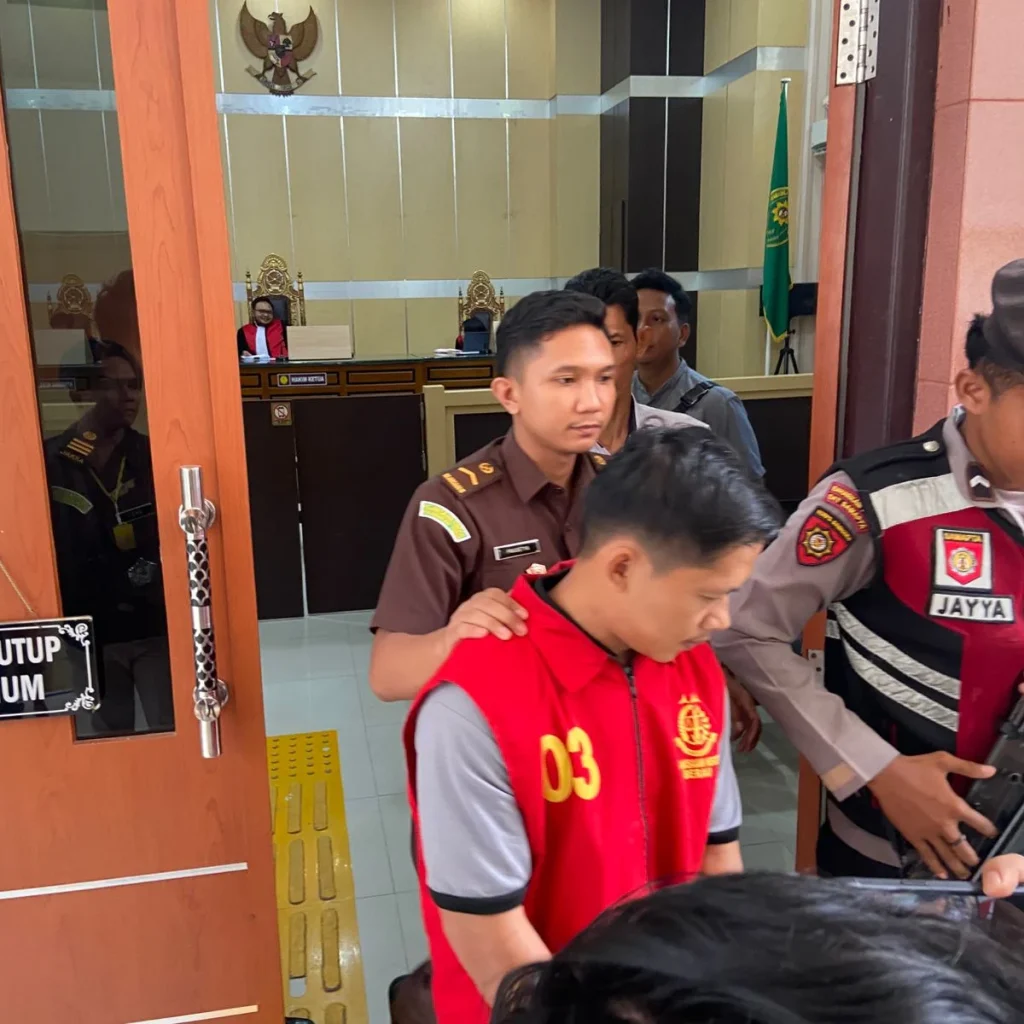 Terdakwa kasus pembunuhan istri dan dua anaknya di Kampung Punan Mahakam, Julius (40), dijatuhi vonis hukuman mati.