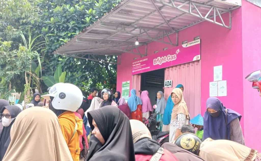 Warga mengantre membeli gas elpiji 3 kilogram di Pangkalan Dinara, Tanjung Redeb, Berau (Adrikni/BT)