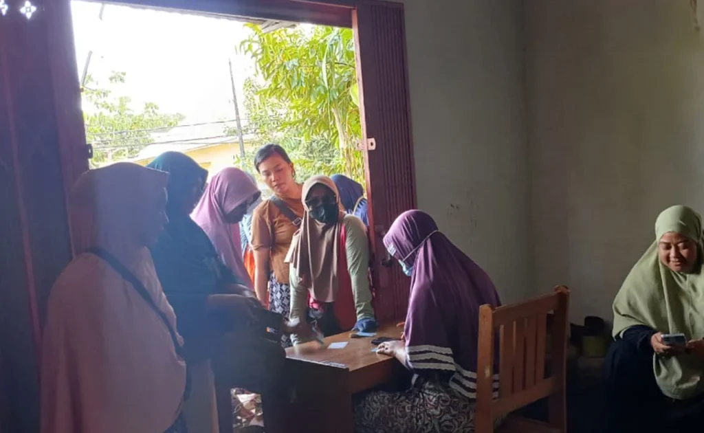 Warga mengantre membeli gas elpiji 3 kilogram di Pangkalan Dinara, Tanjung Redeb, Berau (Adrikni/BT)