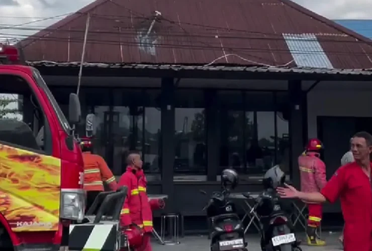 Gerak Cepat Damkar Berau, Api di Kafe Tanjung Redeb Berhasil Padam