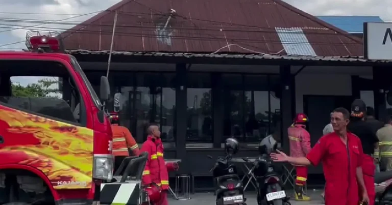 Petugas Damkar berhasil padamkan api yang sempat menyala di salah satu kafe di Tanjung Redeb, Berau (Ist)