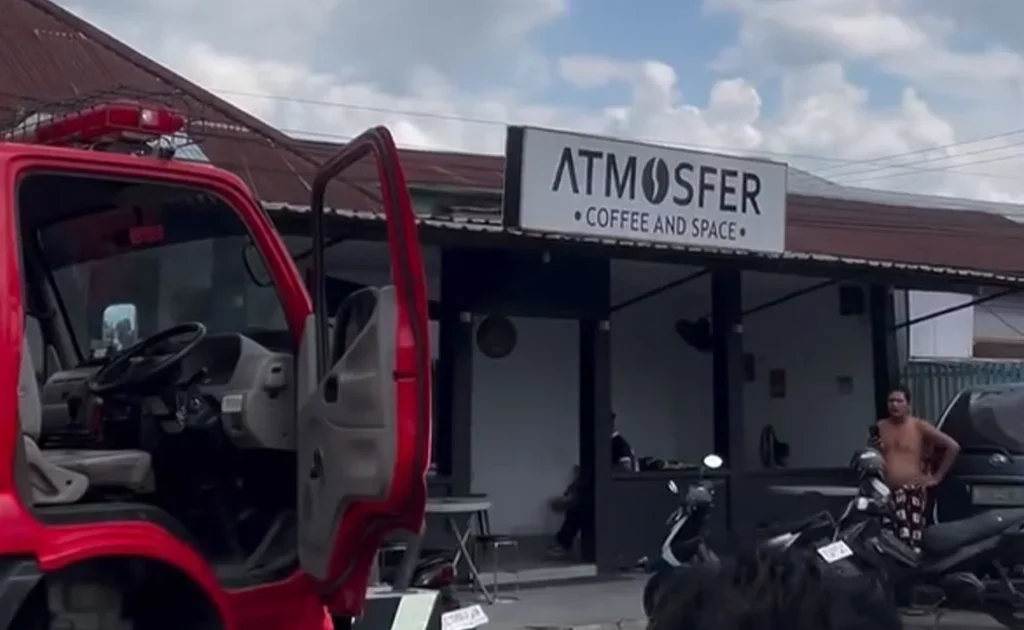 Petugas Damkar berhasil padamkan api yang sempat menyala di salah satu kafe di Tanjung Redeb, Berau (Ist)