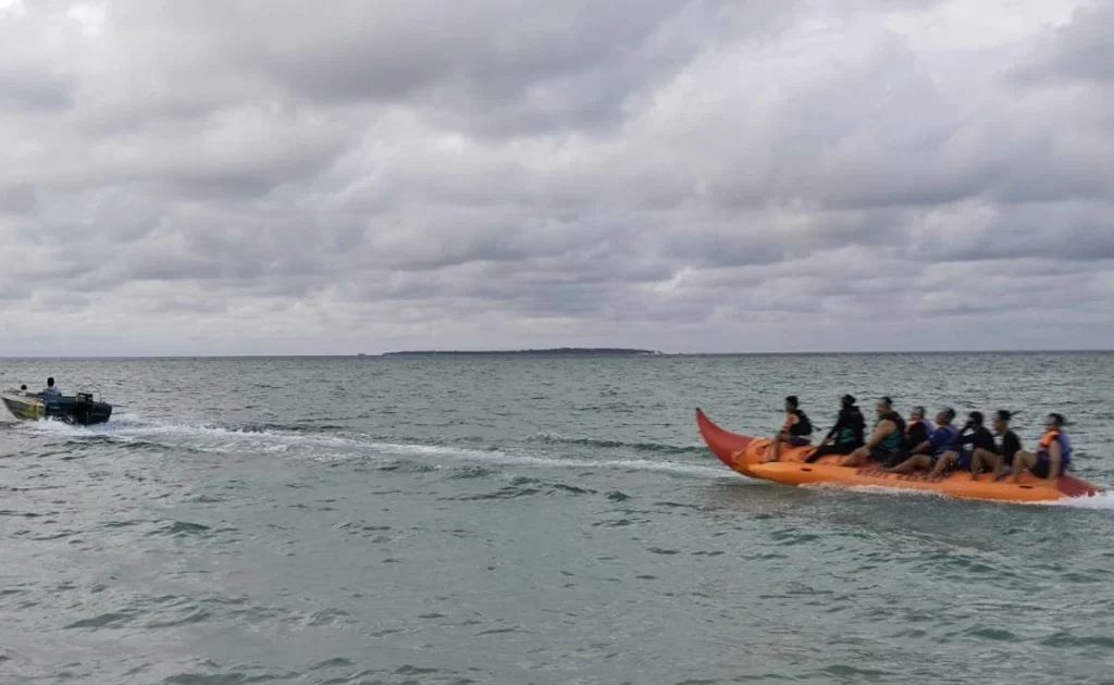 Wahana wisata air di Pulau Derawan Berau Kaltim (Fawdi/BT)
