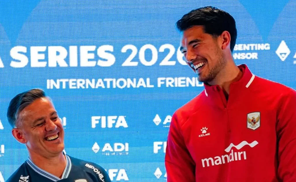 Pelatih Timnas Indonesia John Herdman dan Elkan Baggott (X/Bola Nusantara)