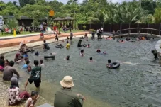 Momen Libur Lebaran, Wisata Air Panas Asin Pemapak Berau Jadi Favorit Wisatawan