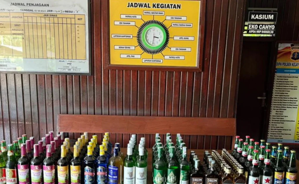 Polsek Kelay amankan ratusan botol miras ilegal (Dok. Polres Berau)