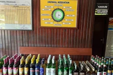 Polsek Kelay Amankan Penjual Miras Ilegal di Merapun Berau, 105 Botol Disita
