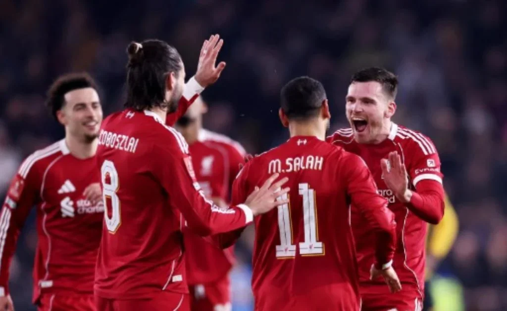 Selebrasi skuad Liverpool usai Andy Robertson membobol gawang Wolves. (liverpoolfc.com)