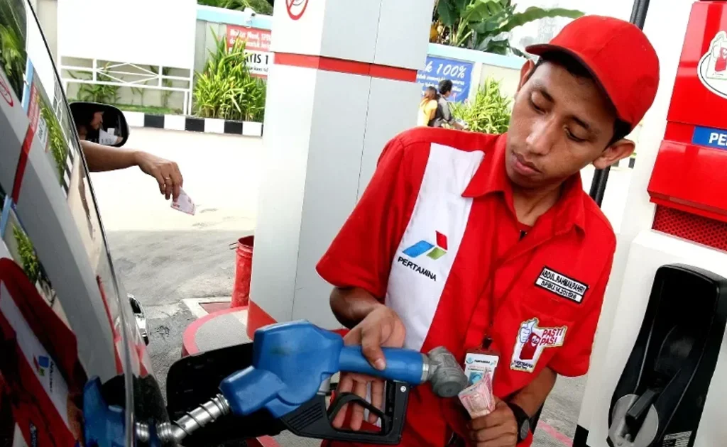 Seorang petugas SPBU melakukan pengisian BBM. Foto: Internet.