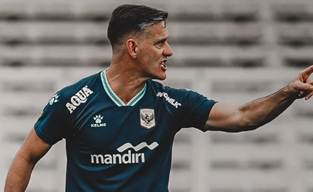 Pelatih John Herdman di sesi latihan Timnas Indonesia jelang FIFA Series (Instagram/@timnasindonesia)