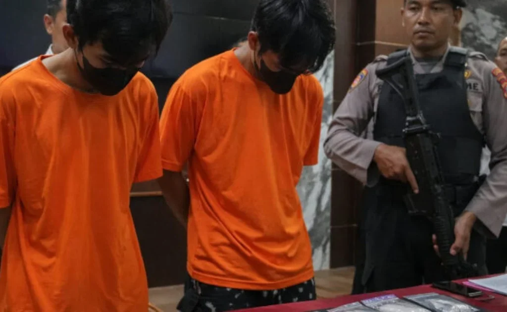 Kedua tersangka diamankan di Mapolsek Muara Badak. (infobontang)