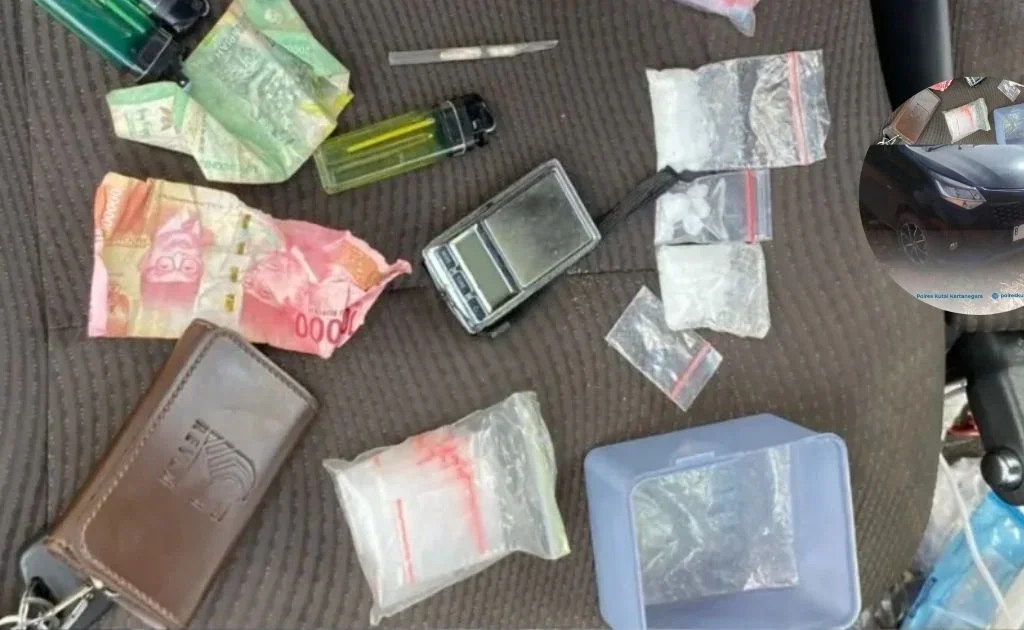 Barang bukti sabu-sabu yang didapat di dalam mobil. (instagram/@polreskukar)