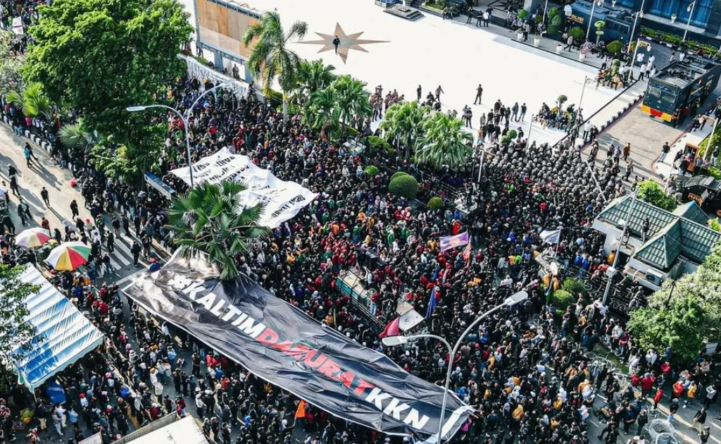 Lautan massa yang membanjiri depan halaman kantor Gubernur Kaltim. (instagram/@rahmadsihotang)