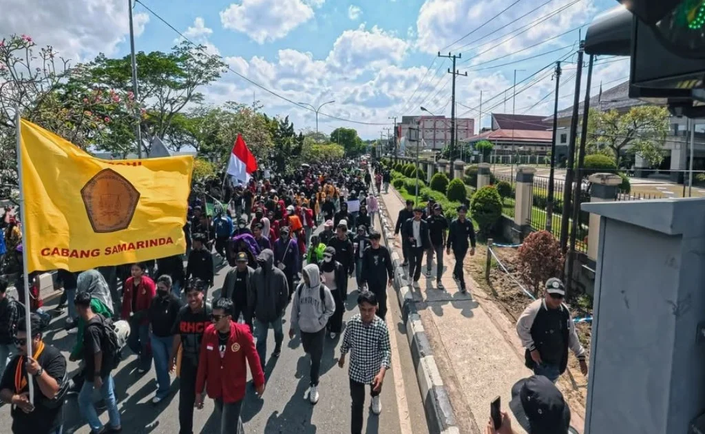 Lautan massa yang membanjiri depan halaman kantor Gubernur Kaltim. (instagram/@rahmadsihotang)