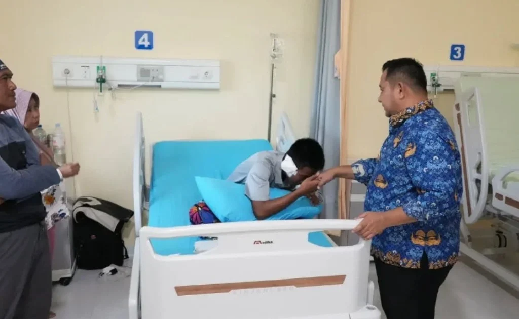 Bupati PPU Mudyat Noor ditemani anak buahnya menjenguk korban yang dirawat di rumah sakit PPU. (facebook/Humas PPU)