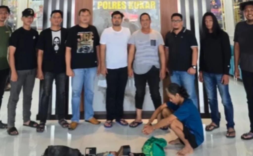Tersangka JC yang diamankan di Mapolres Kukar. (instagram/@polreskukar)