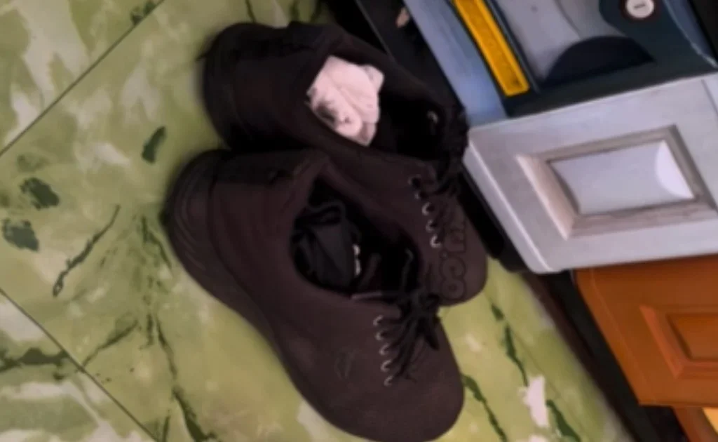 Sepatu korban yang berasal dari bantuan program pendidikan Pemkot Samarinda. (kawanku.co)