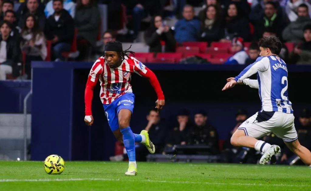 Aksi gelandang Atletico Madrid, Adomela Lookman. (atleticodemadrid.com)