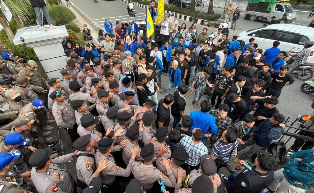 Demonstrasi massa oleh PMII Kaltim di Kantor Gubernur Kaltim. (PMII Samarinda)