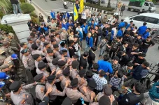 Protes Kinerja Gubernur Kaltim! PMII Samarinda Rubuhkan Pagar Kantor Rudy Mas’ud