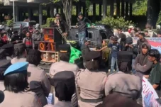 Jangan Represif! Warga Demo di Depan Kantor Polresta Samarinda Kaltim