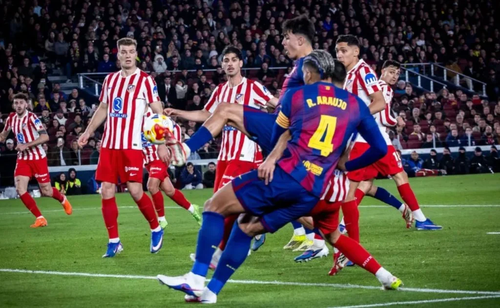 Duel para pemain saat derby Barcelona vs Atletico Madrid di Copa del Rey. (fcbarcelona.com)