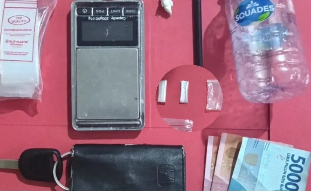 Barang bukti sabu-sabu dan seperangkat alat hisap yang diamankan di Mapolres Bontang. (berita kaltim)