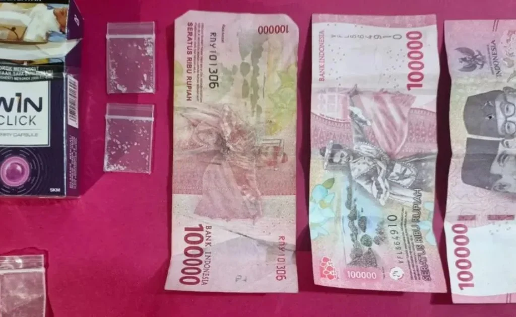 Barang bukti sabu-sabu milik ketiga tersangka yang telah diamankan di Mapolsek Kota Bangun. (instagram/@polreskukar)