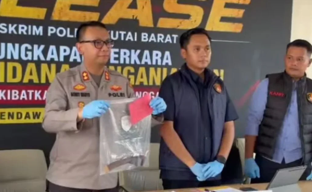 Kapolres Kutai Barat AKBP Boney Wahyu Wicaksono, menunjukkan barang bukti badik milik tersangka. (instagram/@polreskubar)