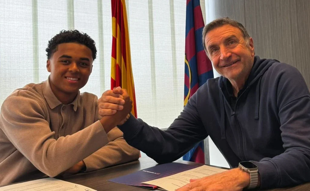 Penandatanganan kontra Shane Kluivert di akademi sepakbola Barcelona. (x/@FCBarcelonaB)