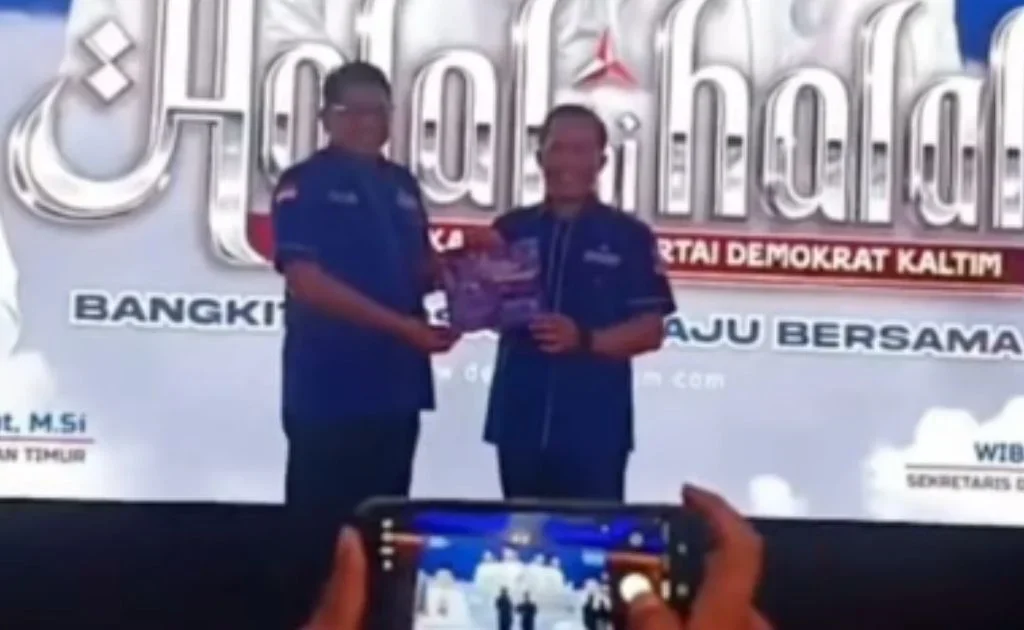 Basri Rase menerima KTA Demokrat dalam momen halal bihalal partai di Samarinda. (instagram/@mediakaltim)