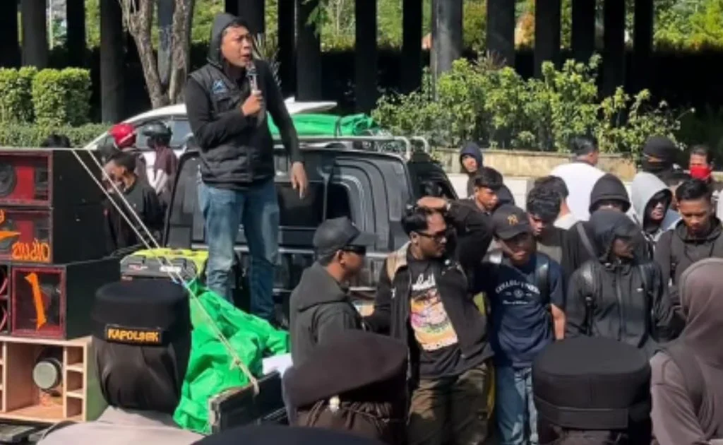 Massa mengepung pintu masuk kantor Polresta Samarinda, Jalan Slamet Riyadi. (instagram/@infobenuacom)