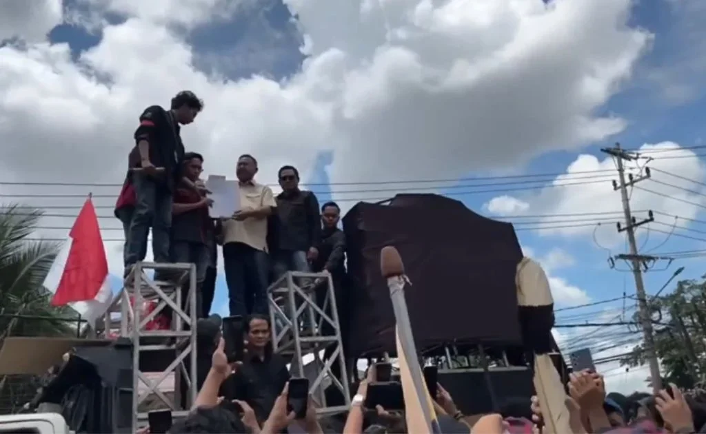 Wakil Ketua DPRD Kaltim, Ekti Imanuel saat menerima tuntutan massa aksi. (Kaltim Post)