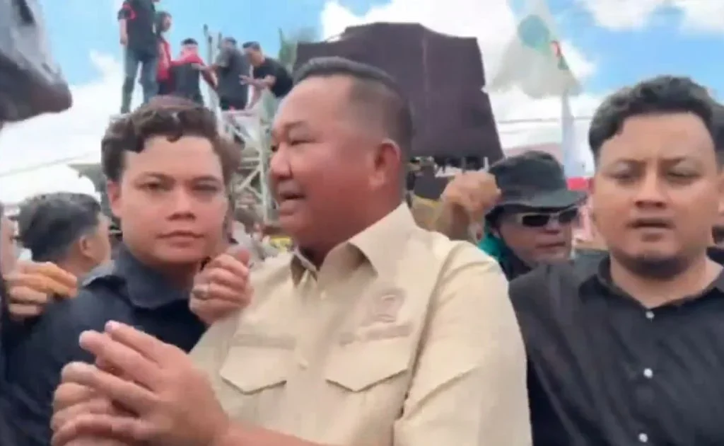 Wakil Ketua DPRD Kaltim Ekti Imanuel temui massa aksi 21 April. (Kaltim Pos)